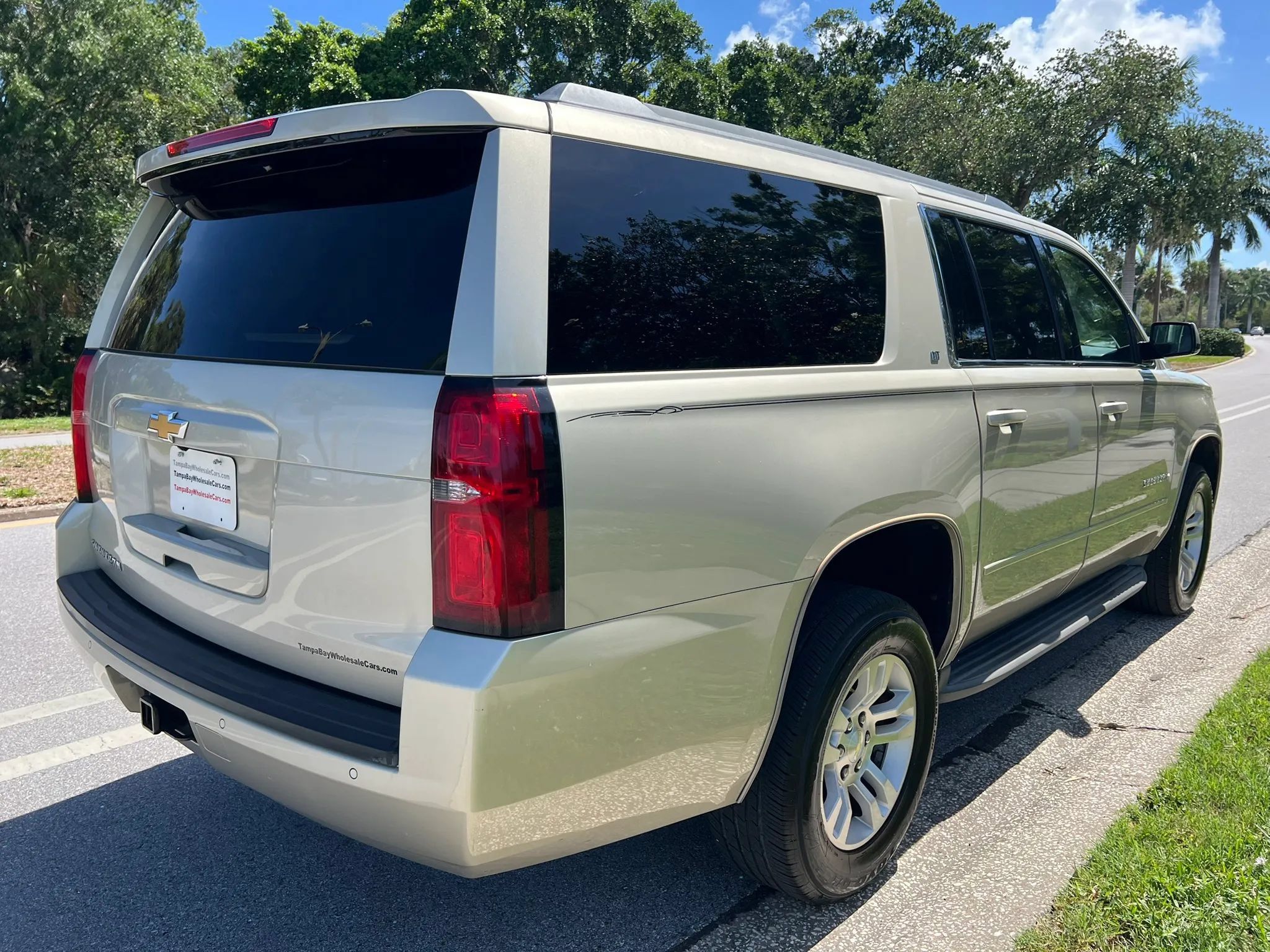 Used 2016 Chevrolet Suburban LT RWD image 7