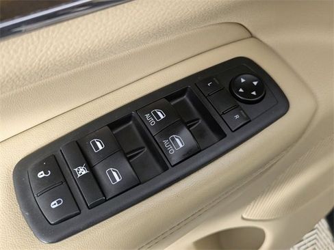 Used 2018 Jeep Grand Cherokee Limited w/ Luxury Group II image 9