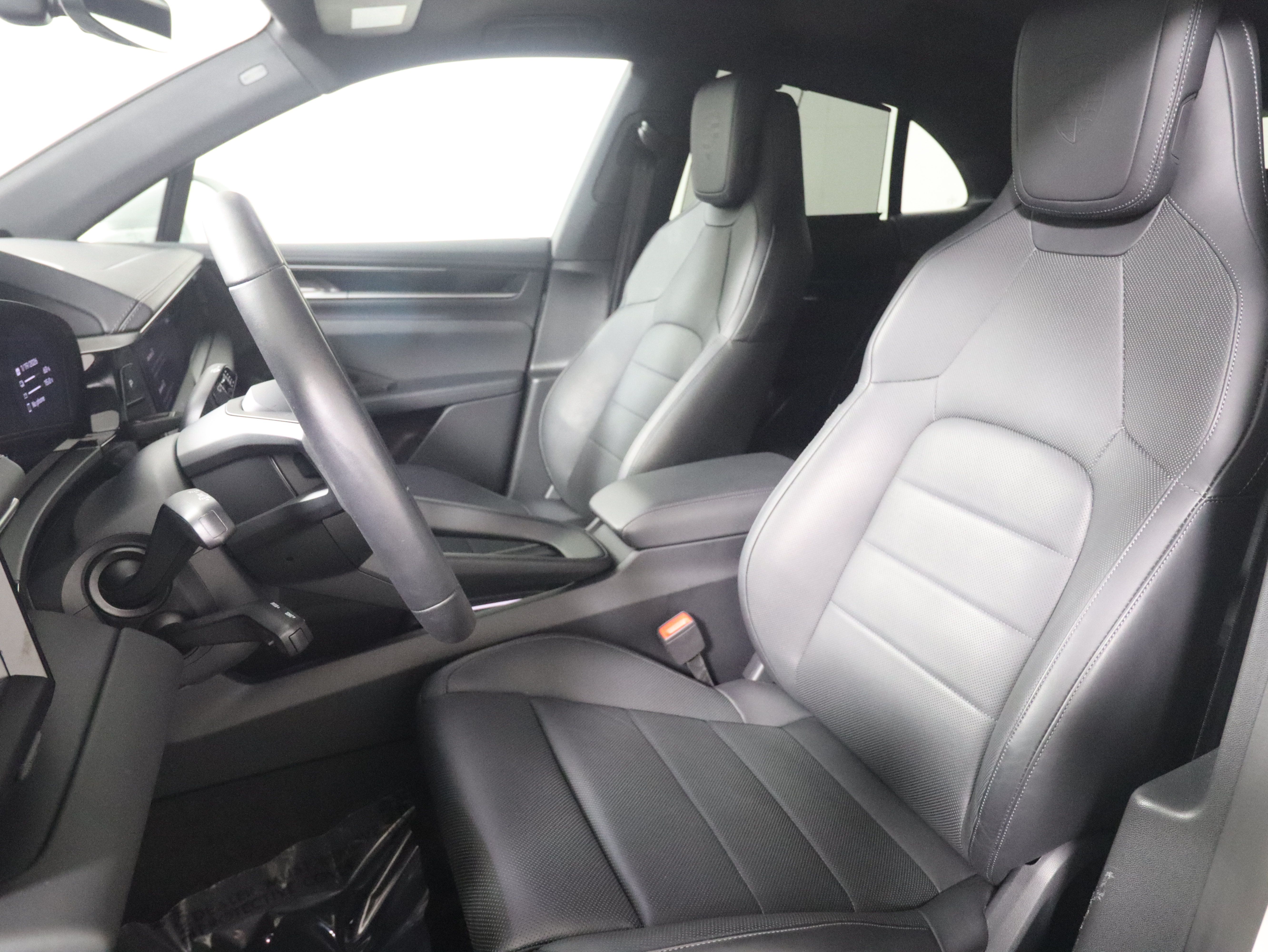 Used 2025 Porsche Macan 4 Electric AWD/4WD image 5