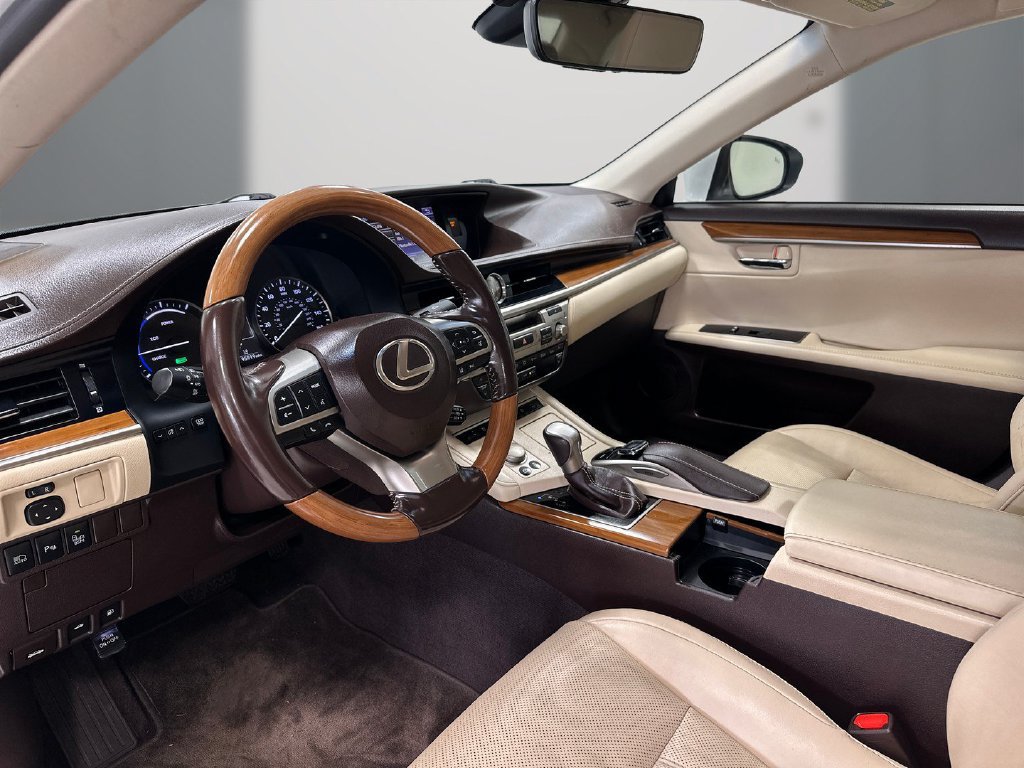 Used 2016 Lexus ES 300h w/ Luxury Package w/Wood Trim FWD image 13