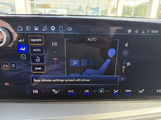 Used 2025 Chevrolet Traverse LT w/ Driver Confidence Package FWD image 28