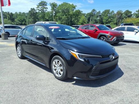 Used 2024 Toyota Corolla LE FWD image 1