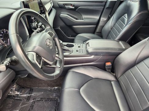 Used 2023 Toyota Highlander XLE AWD/4WD image 4