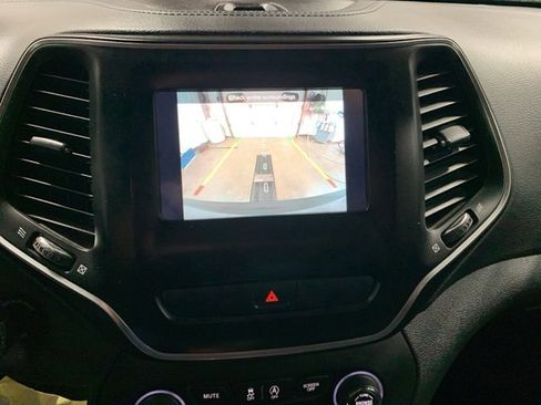 Used 2019 Jeep Cherokee Latitude w/ Popular Appearance Group image 14