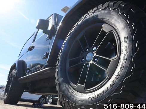 Used 2017 Jeep Wrangler Sahara image 9