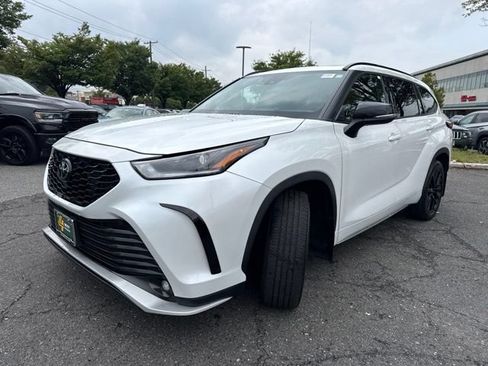 Used 2024 Toyota Highlander XSE AWD/4WD image 3
