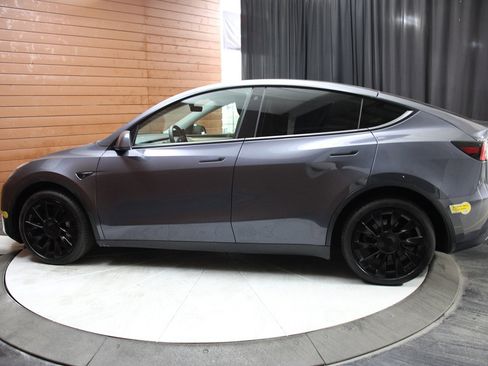 Used 2022 Tesla Model Y Long Range image 9