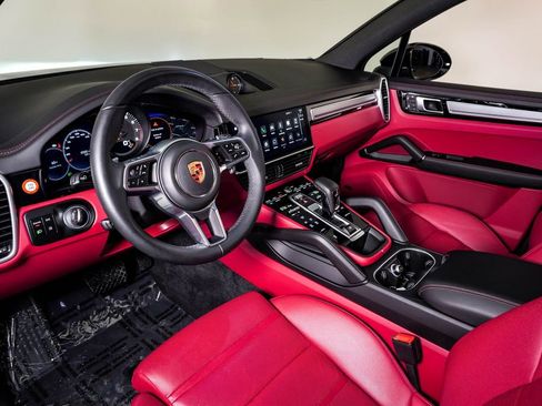 Certified 2023 Porsche Cayenne Platinum Edition image 4