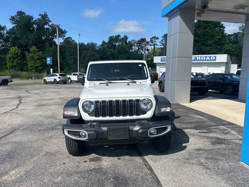 Used 2025 Jeep Gladiator Sport AWD/4WD image 2