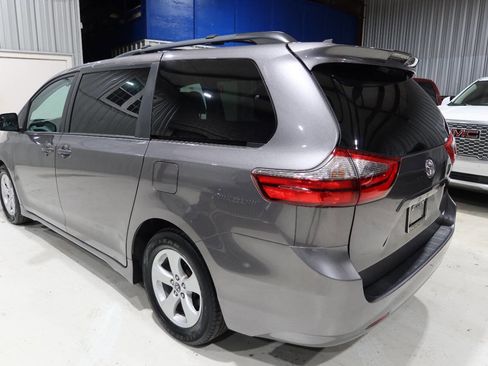 Used 2020 Toyota Sienna LE FWD image 3