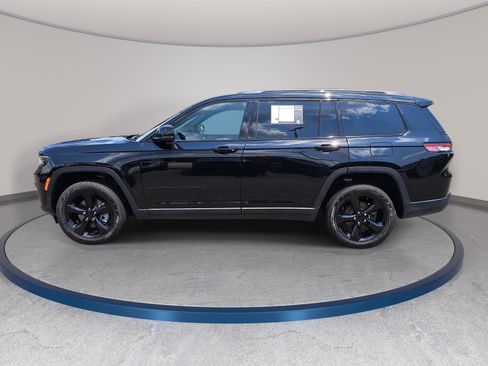 Used 2025 Jeep Grand Cherokee L Limited w/ Black Appearance Package AWD/4WD image 8