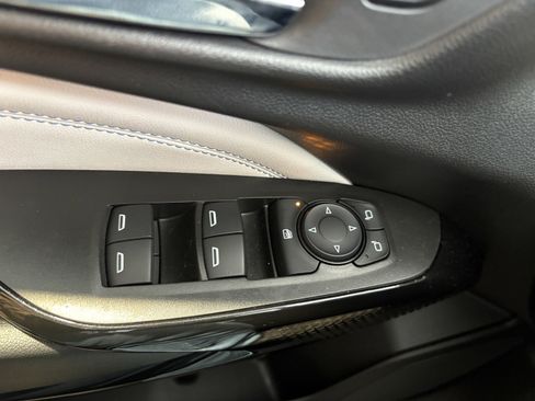 Used 2025 Chevrolet Trax LT w/ Sunroof Package image 10