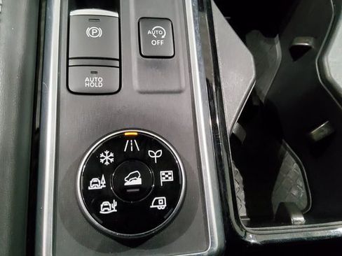 Used 2024 Nissan Pathfinder Platinum image 27