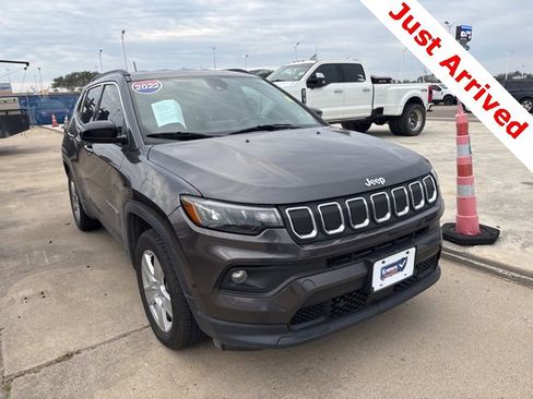 Used 2022 Jeep Compass Latitude image 3