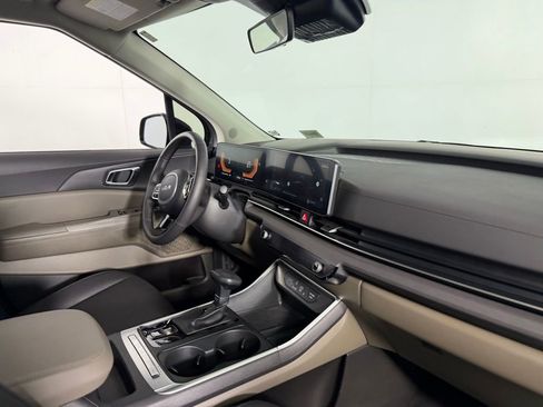 Used 2025 Kia Carnival EX image 33