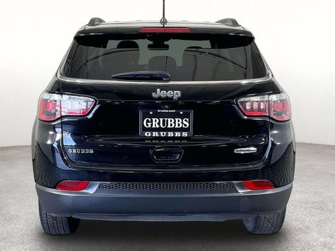 Used 2017 Jeep Compass Latitude w/ Cold Weather Group FWD image 5