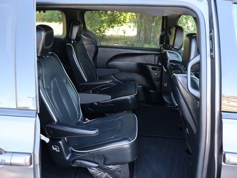 Used 2019 Chrysler Pacifica Limited w/ Advanced Safetytec Group FWD image 23