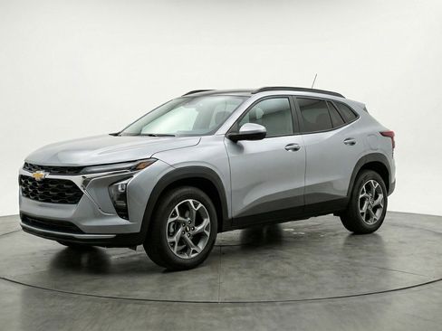 Used 2025 Chevrolet Trax LT w/ LT Convenience Package image 3