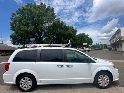 Used 2020 Dodge Grand Caravan SE w/ UConnect Hands-Free Group FWD image 4