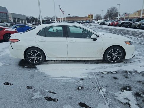 Used 2019 Toyota Camry SE image 2