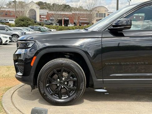 Used 2024 Jeep Grand Cherokee Altitude image 12