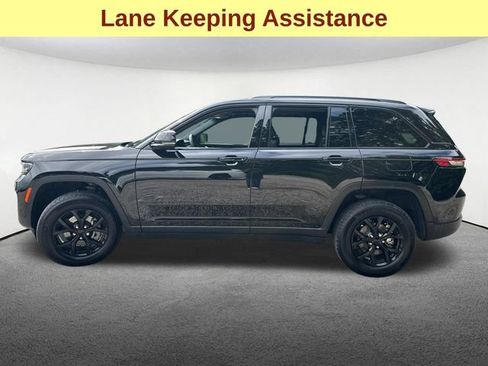 Used 2025 Jeep Grand Cherokee Altitude AWD/4WD image 6