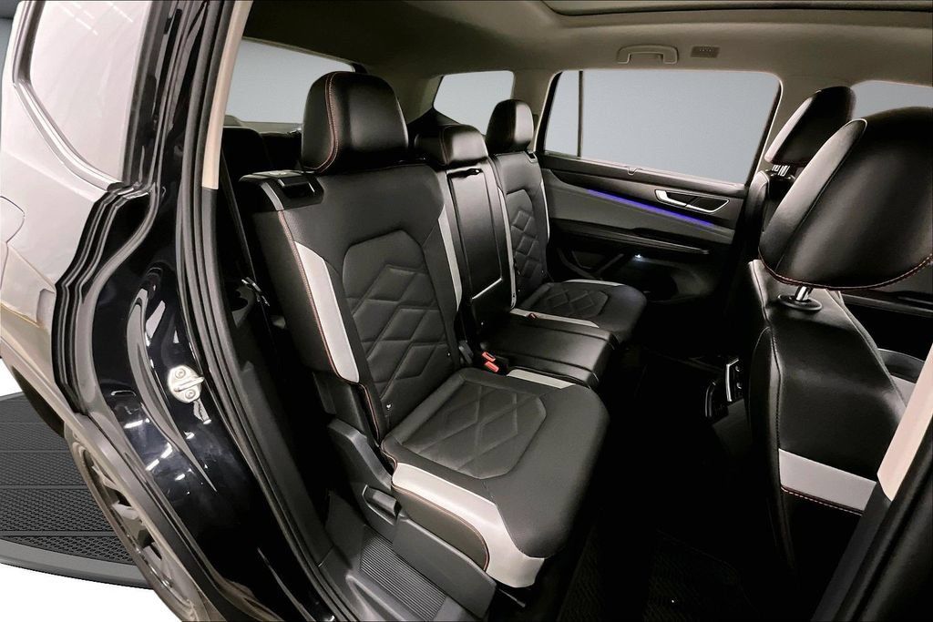 Used 2024 Volkswagen Atlas Peak Edition SE AWD/4WD image 25