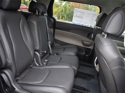 New 2026 Kia Carnival EX image 15