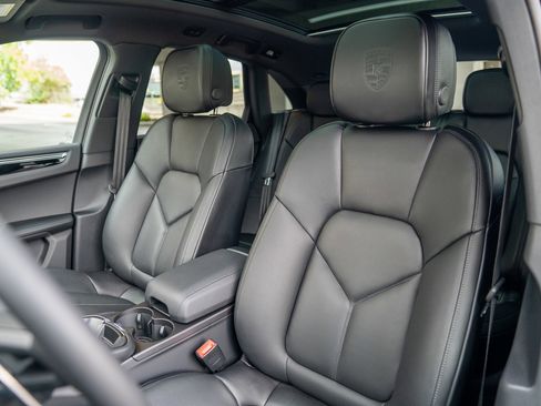 Certified 2025 Porsche Macan image 5