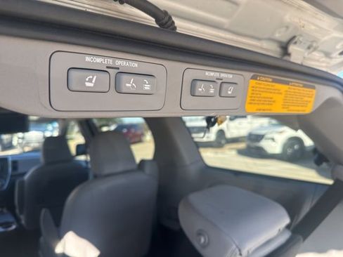 Used 2017 Toyota Sienna Limited image 9