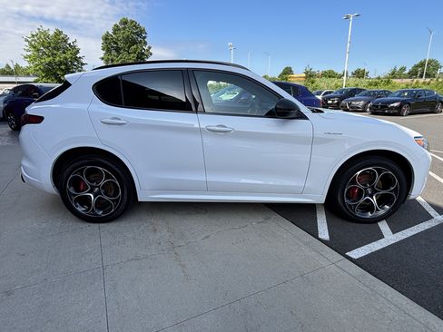Used 2022 Alfa Romeo Stelvio Veloce AWD/4WD image 9