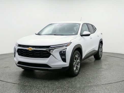 Used 2025 Chevrolet Trax LT FWD image 2