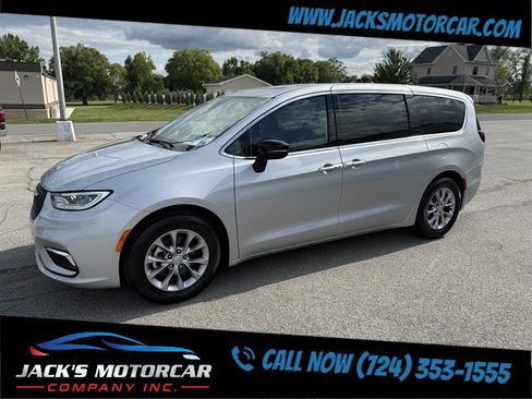 Used 2026 Chrysler Pacifica Limited FWD image 15