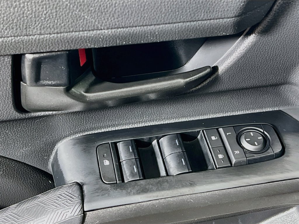 Used 2025 Toyota Tacoma SR5 AWD/4WD image 16