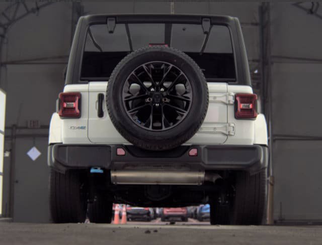 Used 2023 Jeep Wrangler Unlimited Sahara AWD/4WD image 16