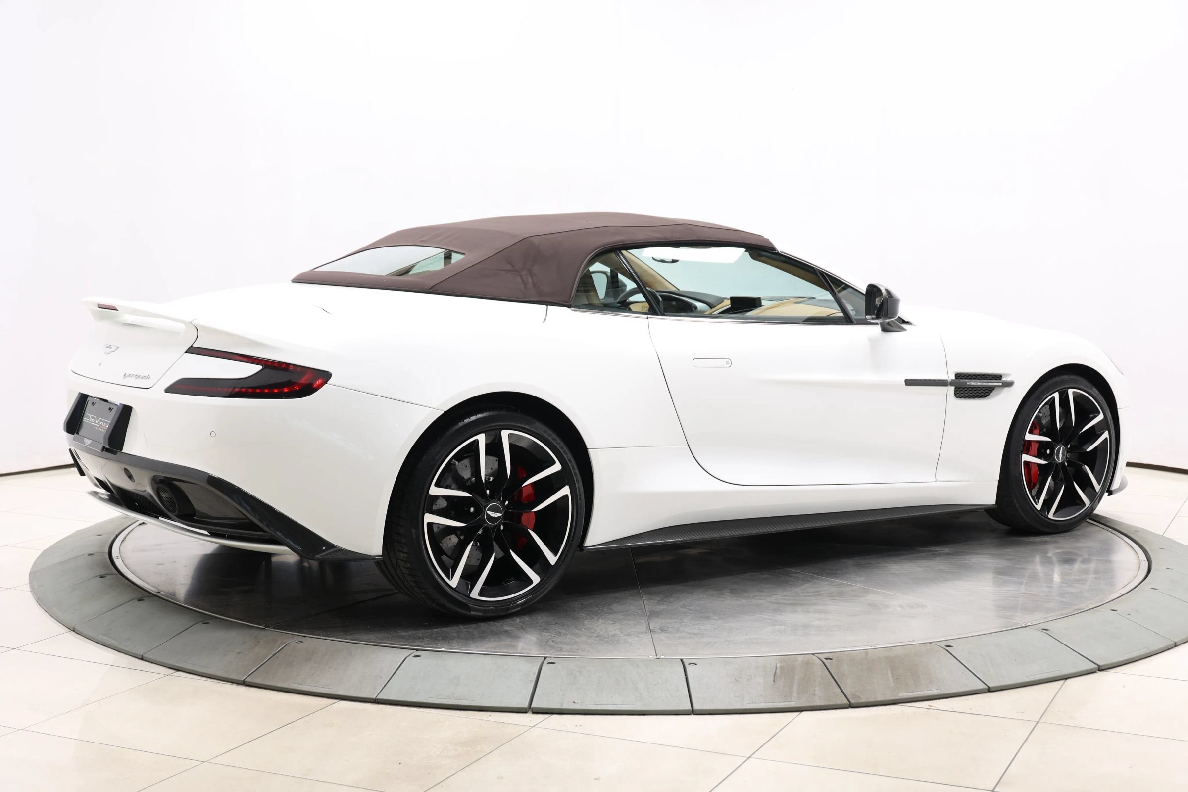 Used 2015 Aston Martin Vanquish Volante RWD image 4