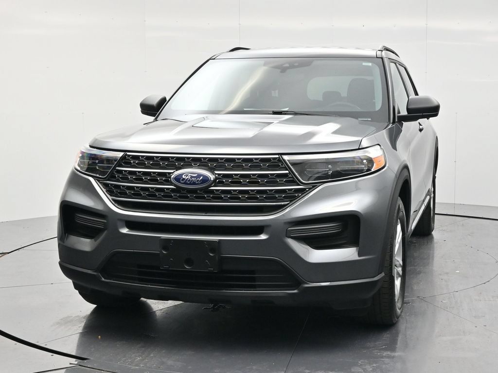 Used 2023 Ford Explorer XLT AWD/4WD image 2