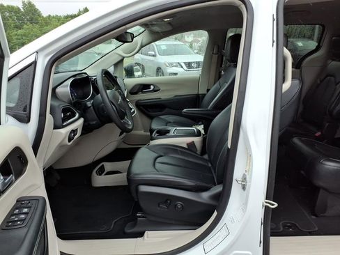 Used 2024 Chrysler Pacifica Touring-L FWD image 4