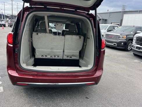 Used 2020 Chrysler Pacifica Limited FWD image 14