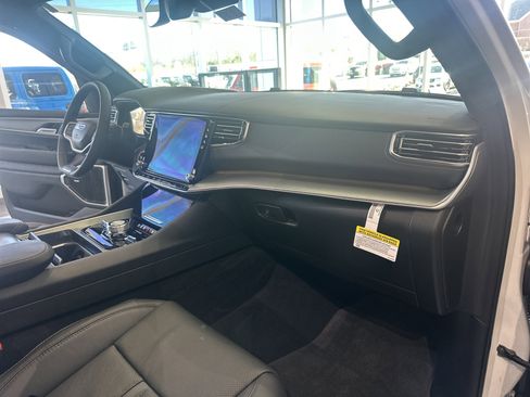 New 2026 Jeep Grand Wagoneer L Limited AWD/4WD image 32