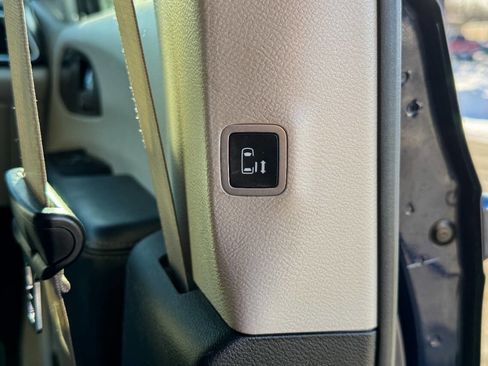 Used 2020 Chrysler Pacifica Touring-L image 15