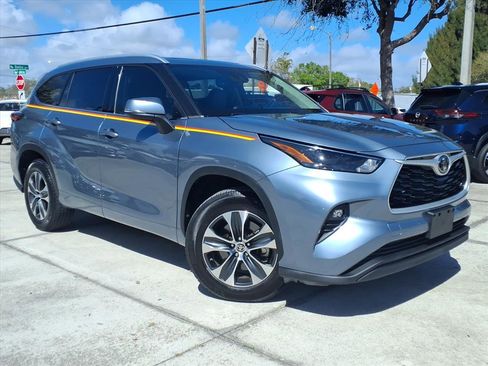 Used 2022 Toyota Highlander XLE image 1