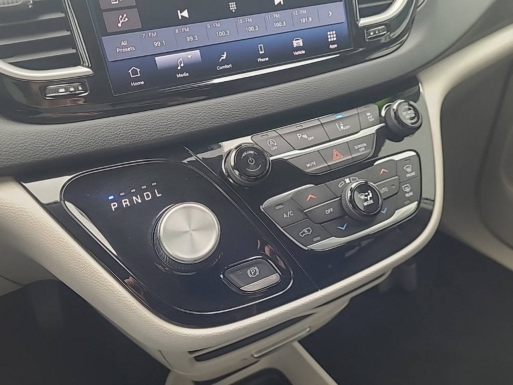 Used 2024 Chrysler Pacifica Touring-L FWD image 21