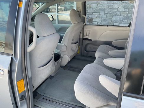 Used 2011 Toyota Sienna LE image 26