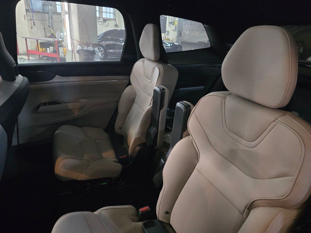 Used 2025 Volvo EX90 Ultra AWD/4WD image 17