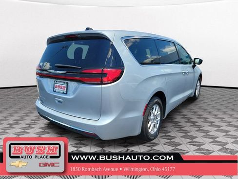 Used 2024 Chrysler Pacifica Touring-L FWD image 4