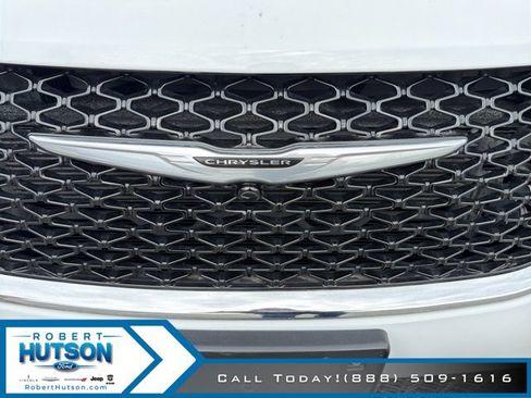 Used 2023 Chrysler Pacifica Touring-L FWD image 23