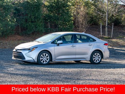 Used 2024 Toyota Corolla LE image 3