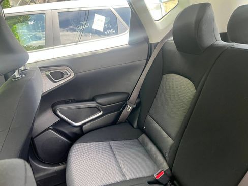 Used 2025 Kia Soul LX w/ LX Technology Package FWD image 34