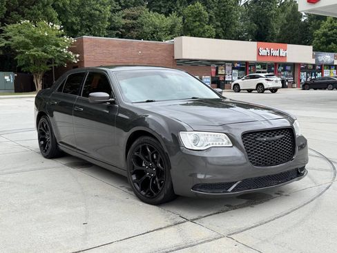 Used 2015 Chrysler 300 Limited RWD image 3
